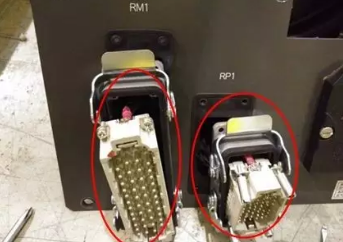发那科R-2000i系列机器人本体电缆的拆卸步骤4